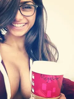 the 35 hottest pics of @miakhalifa -