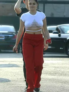 ariel winter flashing underboob