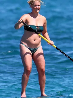 fun in the sun: amy schumer was pictured enjoying a paddle boarding session in kona, hawaii on thursday