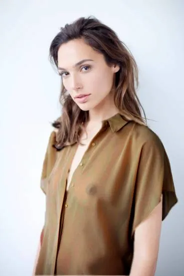 gal gadot boobs in see through shirt (possible x-ray)