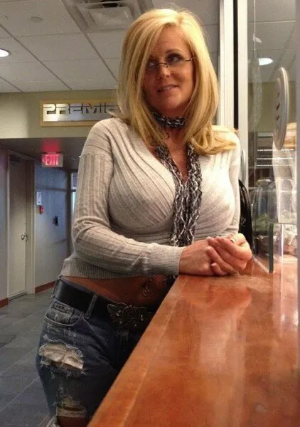 busty amateur blonde milf looking hot!