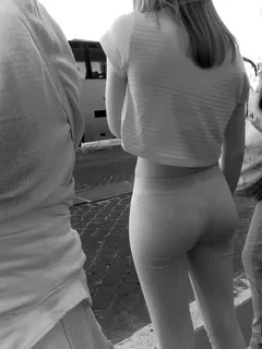 visible panties under tight leggings img 1/5