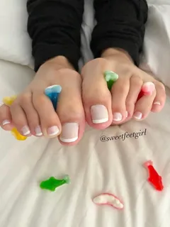 feetcamz feet babe with gummy bears in between scrunching toes