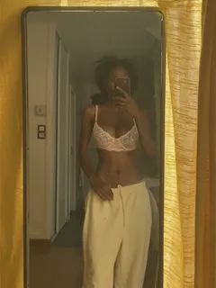 princia gonoporo selfie in her bra