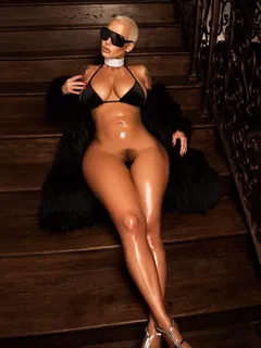 amber rose bottomless