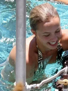 hayden panettiere tit slip in pool