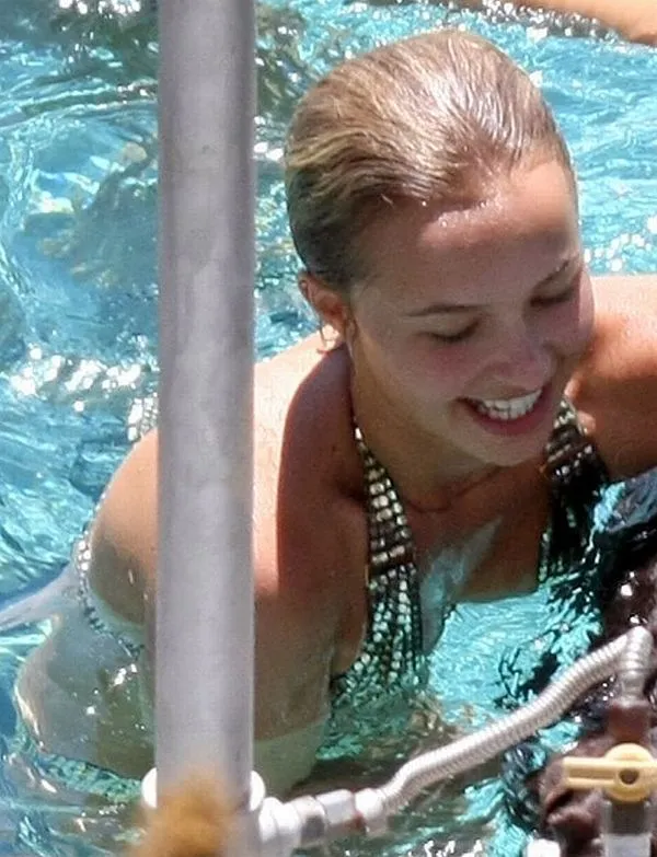 hayden panettiere tit slip in pool