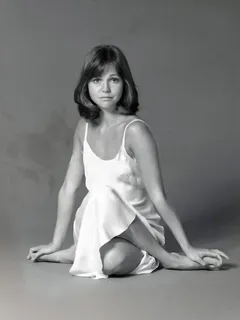 sally field -11/46 -5'3''- 34-25-34''- 32b-bra - 117lbs - 6-shoe, love her, eat her all over - yummy!