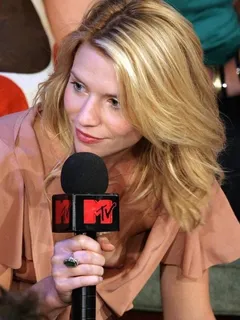 claire danes slips a nipple.