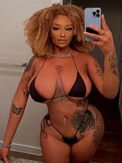 sophia ifeoma taking selfies in a black bikini