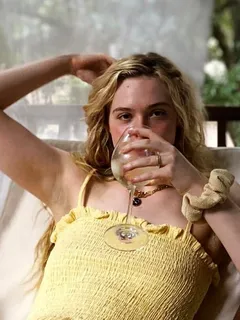 elle fanning yellow dress armpit