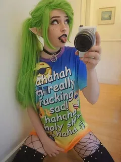 belle delphine with green hair *roentgen01*