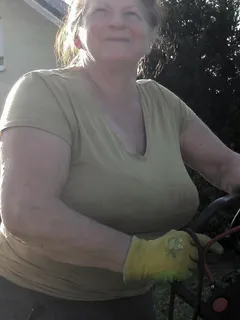 granny big tit - candid pic