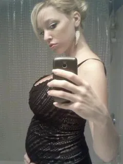 blonde 20 weeks pregnant
