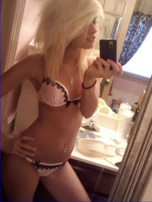 cute petite became a bottle-blonde & starting sexting like crazy.