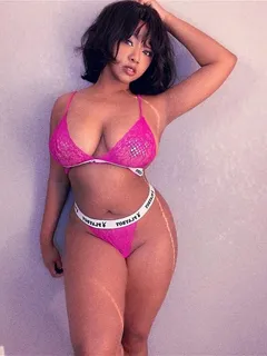 uniquesora looking cute in her pink bra and panties