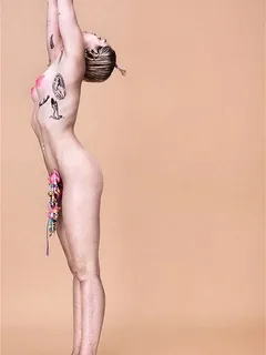 miley cyrus discovering the thrill of posing naked for her fans