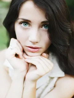 emily rudd puppy eyes