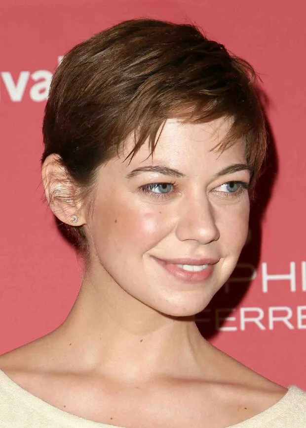 analeigh tipton - pixie haircut