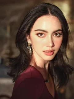 davika hoorne, face