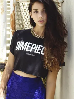 emily rudd gold chain