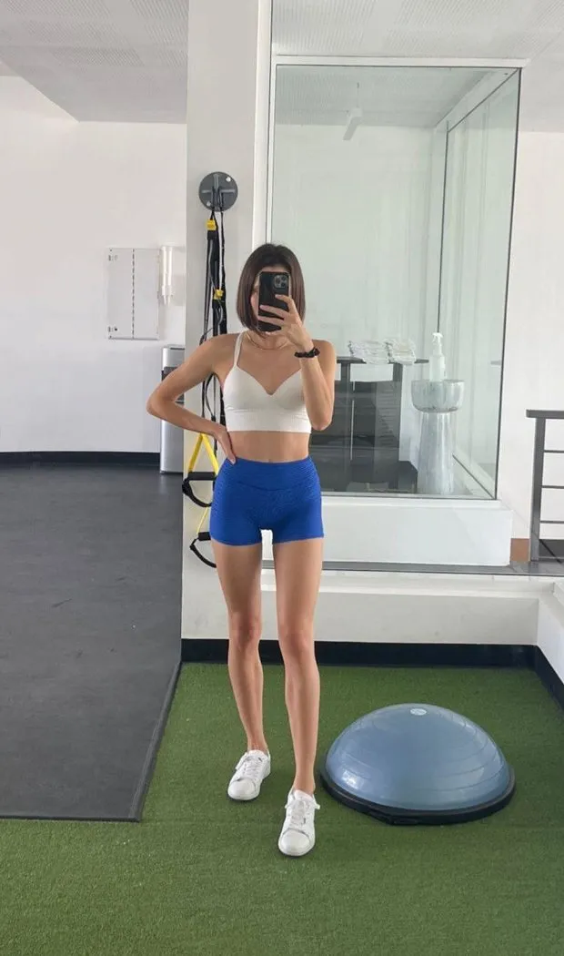 daniela melchior gym selfie