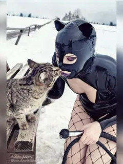 feline kiss