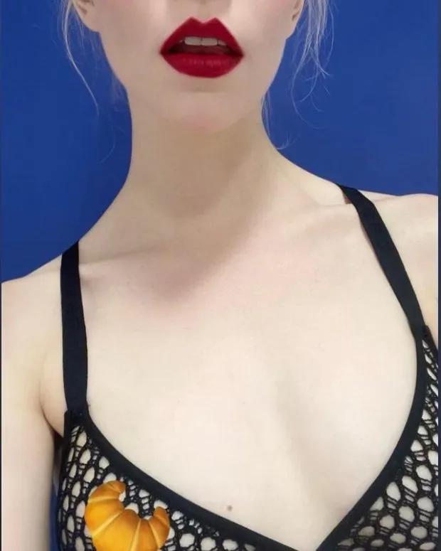 anya taylor-joy small breasts tease