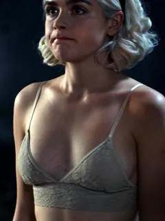 kiernan shipka bra