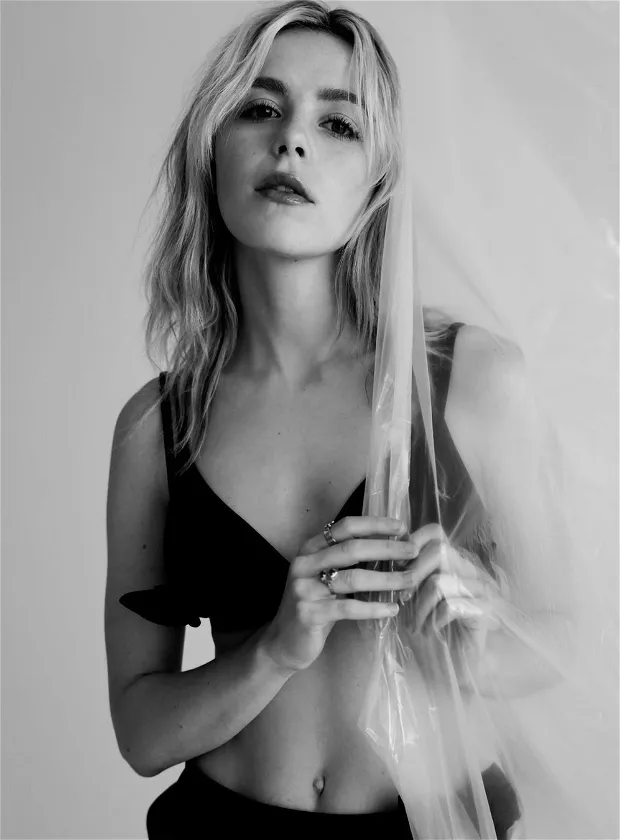 kiernan shipka - black & white