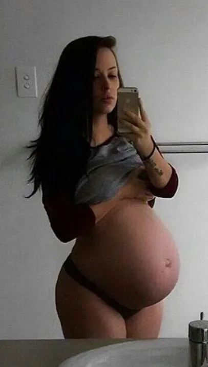 pregnant selfie