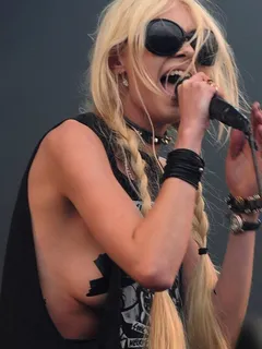 taylor momsen: drunk, disorderly and hot