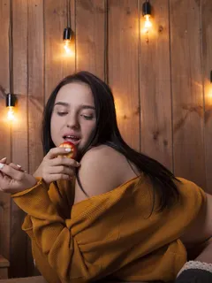 Susie in Showy Beauty set In Lights