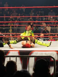 trinity fatu/naomi hitting the splits