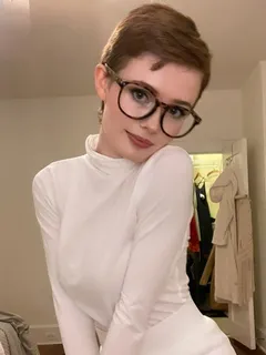 a sexy librarian thing going on here.