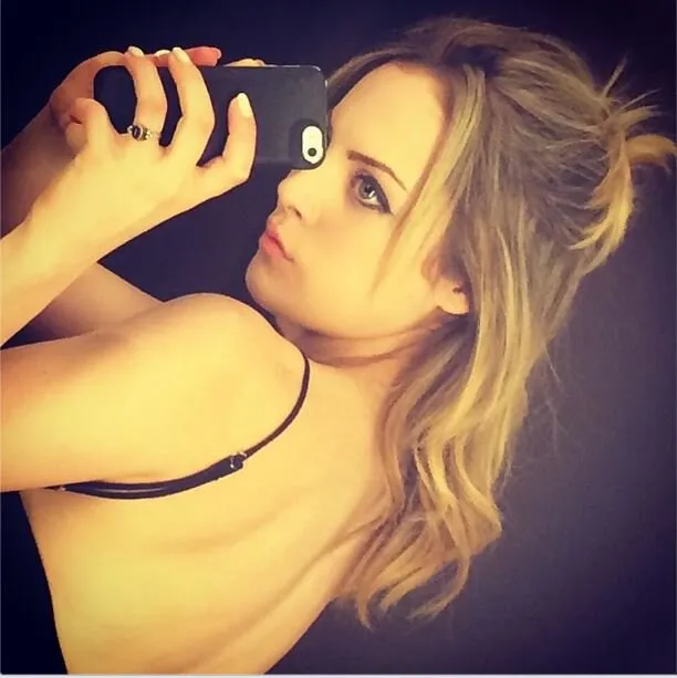 elizabeth gillies blonde selfie