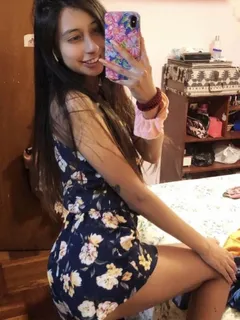 cute teen mirror selfie