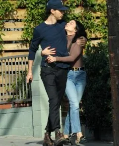 vanessa hudgens is kissing austin butler in public !