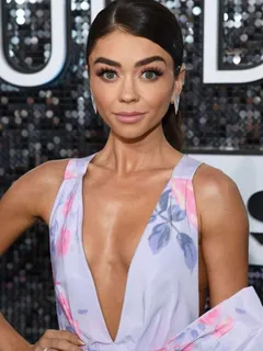 sarah hyland braless boobs in a sexy little low cut minidress showing nice cleavage with her small tits at the sag awards.