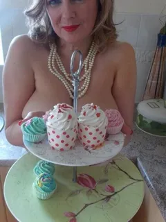 annabel courtesan topless with cupcakes