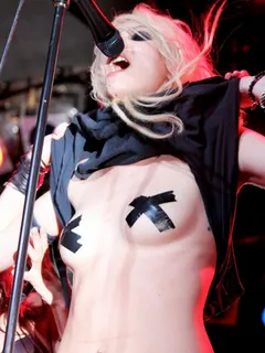 taylor momsen est canon en lingerie