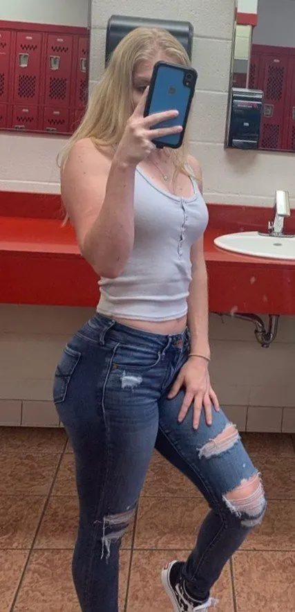 blonde teen nice ass mirror selfie