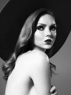 lily cole arbore une lingerie sublime